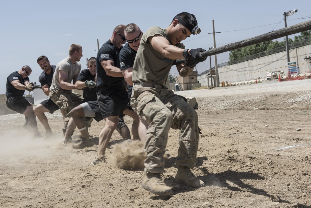 Entrainement militaire tirage corde